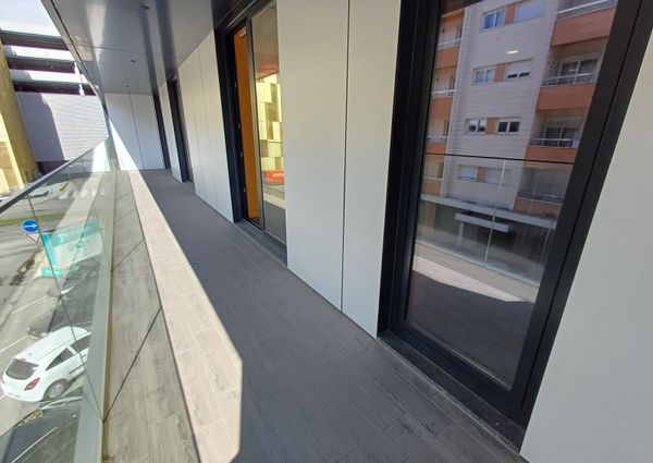 Apartamento T2 junto ao Centro Comercial Glicínias