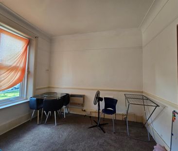 Hopton Road, London SW16 - Photo 4