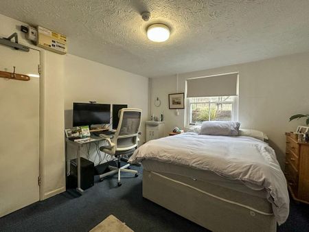 1 bedroom in a house share to rent - Photo 2