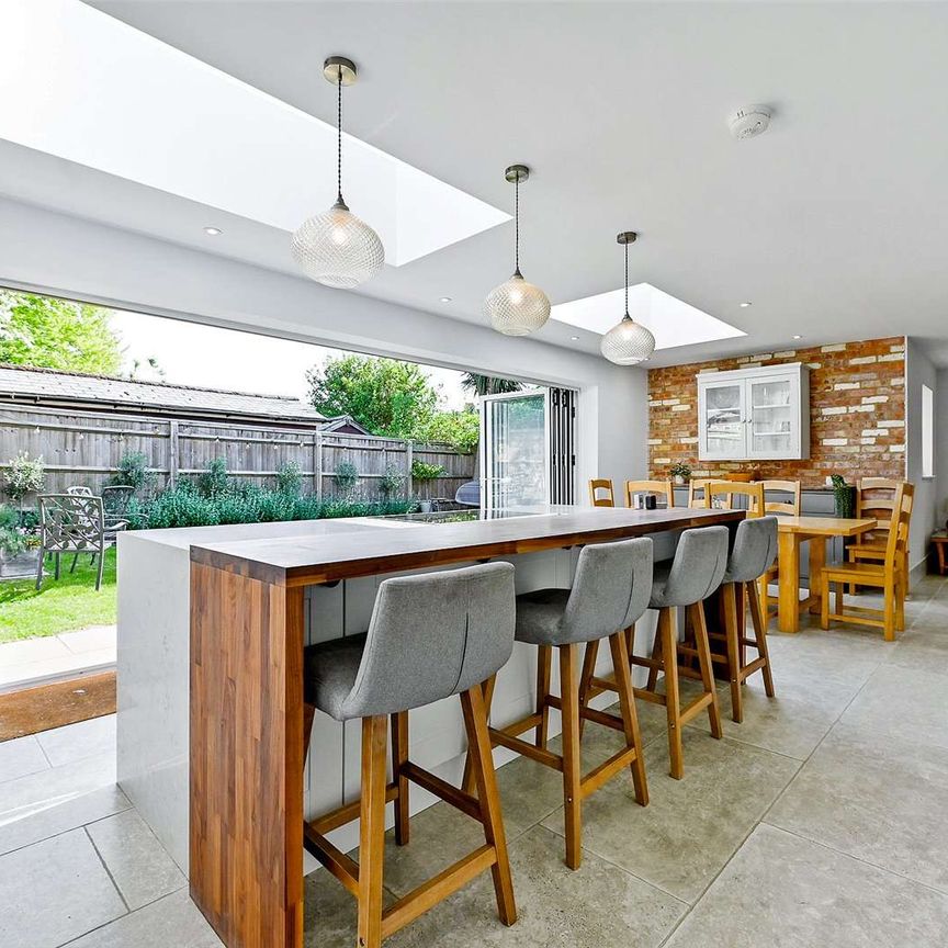 A tastefully updated three-bedroom detached home, offered on a short-term basis and all bills included - Photo 1