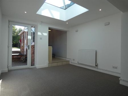 2 bedroom terraced house to rent - Photo 4