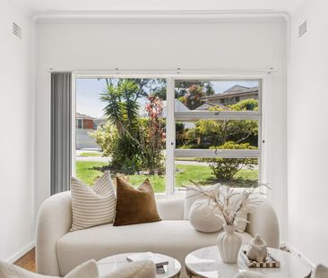 Sun-soaked family delight with lifestyle convenience - Photo 3