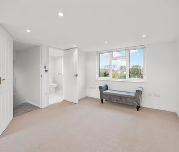 Brampton Gardens, HERSHAM VILLAGE, KT12 - Photo 2