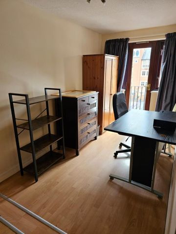 3 bedroom flat to rent - Photo 4