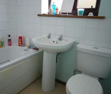 Semi-detached house to rent on - Photo 3