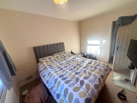 2 bedroom semi-detached bungalow to let - Photo 2