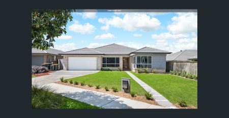 Modern Family Home in Oran Park - Photo 5