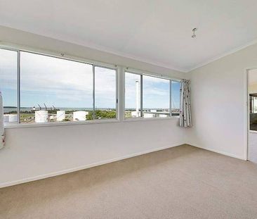 A Classic on Auckland Hill - Photo 2