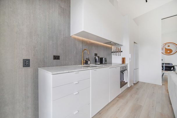 Step out to Victoria Park and the Viaduct. - Photo 1