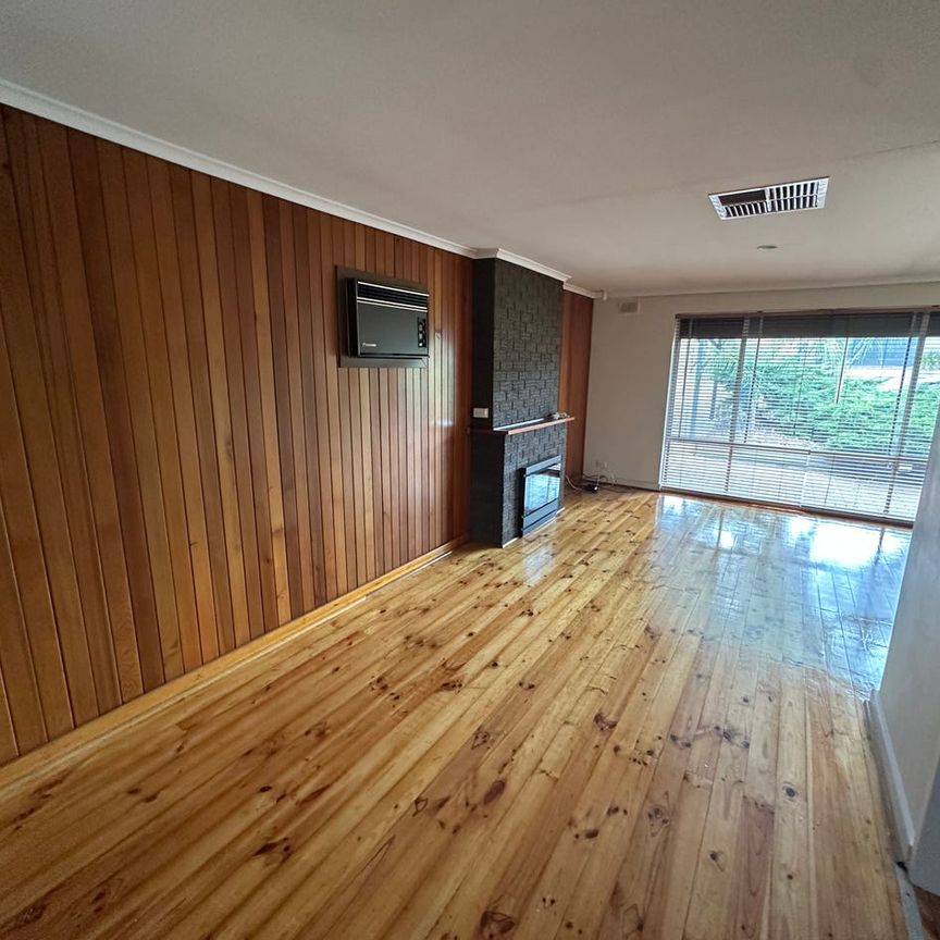 Family Home with Pool, Solar & Double Garage – Prime Vista Location - Photo 1