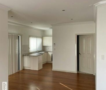 MODERN 3 BEDROOM TOWNHOUSE - WALK TO THE HOSPITAL - Photo 4