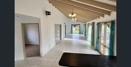 Charming Family Home in a Tranquil Court - Photo 2