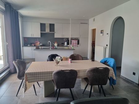 Ruim app met 2 slaapkamers, terras en 2 autostaanplaatsen - Photo 4