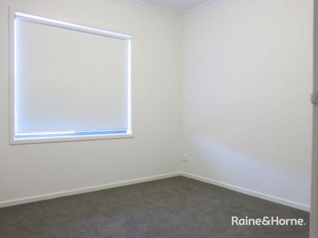 "MODERN 4 BEDROOM FAMILY HOME IN GREAT CENTRAL LOCATION!" - Photo 4