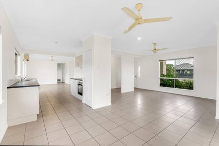 Spacious 4-Bedroom Family Home - Close to Woolworths Gordonvale - Photo 2