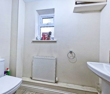 North Farm Road, Farnborough, GU14 - Photo 1