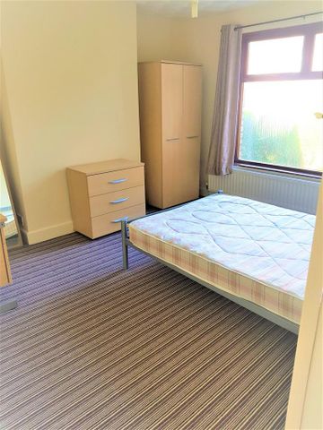 4 bedroom semi-detached house to rent - Photo 5