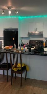 Beau 4 ½ à louer par mois. 2 chambres fermées Salon spacieux Cuisine fonctionnelle Salle de bain complète Appartement propre et bien entretenu, idéal - Photo 4