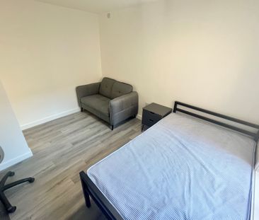 studio to rent Phoenix Court, 133 Rockingham Street, Sheffield, S1 - Photo 2