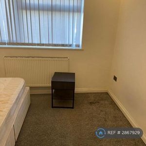 1 bedroom in a flat share to rent - Photo 2