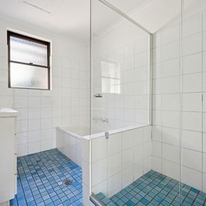 Family sized and secluded with two garages - Photo 2