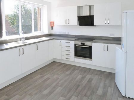 1 bedroom in a flat share to rent - Photo 5