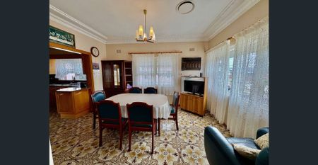 BEAUTIFUL DOUBLE BRICK ITALIAN STYLE HOME + SLEEP-OUT - Photo 3