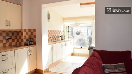Huge room in 3-bedroom apartment in Tallaght, Dublin - Photo 4