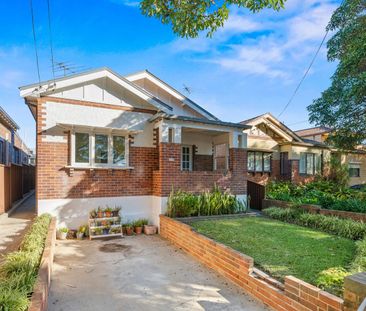 Updated and light filled Californian bungalow - Photo 2