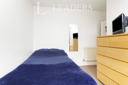 4 bedroom terraced house to rent - Photo 3