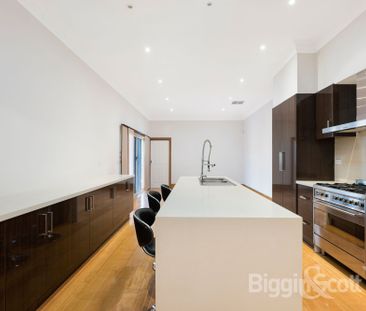 PERFECTLY SITUATED FAMILY HOME! - Photo 4