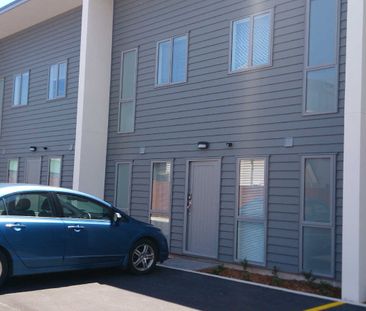 A modern, fully furnished, upstairs studio room is available! - Photo 4