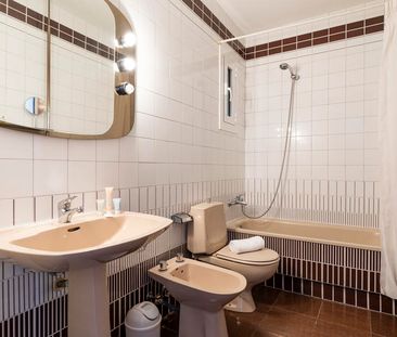 Spacious 4-bedroom apartment near the Sagrada Familia with balcony - Photo 1