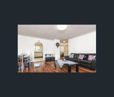 Renovated large 2 bedrooms unit / Convenience Location! - Photo 1