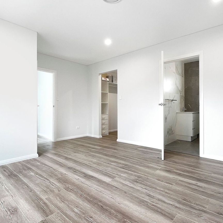 Modern 5 Bedroom Home - Photo 1