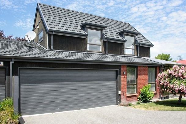 Warm, cozy family home in zone for Burnside High - Photo 1