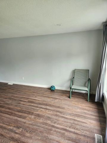 Detached Home For Lease | X8490114 - Photo 2