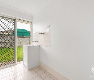 Freshly painted and carpeted - Family home in quiet location - Photo 1