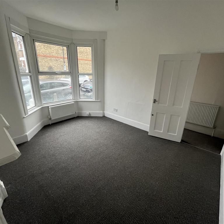 3 bedroom end of terrace house to rent - Photo 1