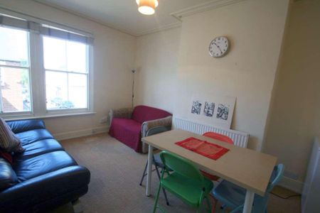 4 bedroom flat to rent - Photo 2