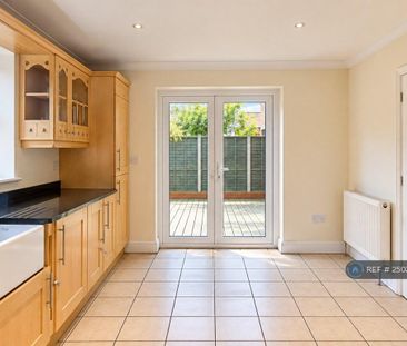 4 bedroom detached house to rent - Photo 5