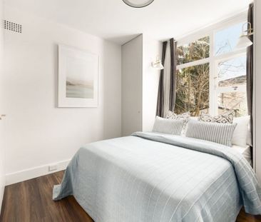 Light Filled Renovated Apartment in Premier Position - Photo 3