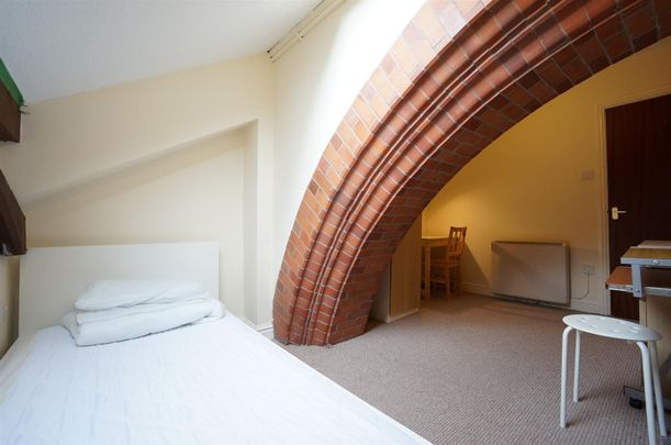 Flat, 14 Tabernacle Garth Road - Photo 1