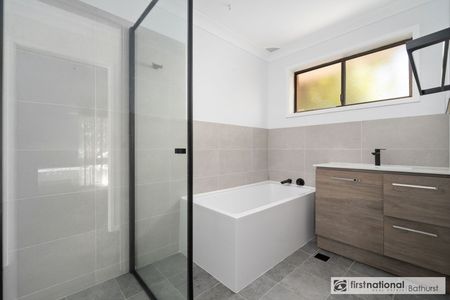 Stylish Renovated Unit in the Heart of Lambert Street - Photo 5