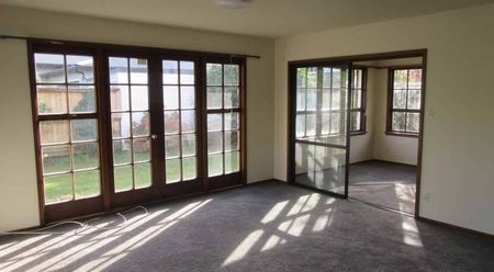 Riccarton - 3 Bedroom, 2 heat pumps, Large Double garage - Photo 2