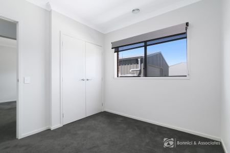 SPACIOUS FAMILY LIVING WITH DOUBLE GARAGE + SHED - Photo 4