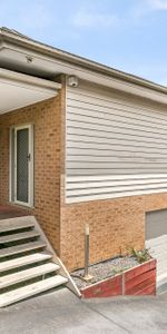 Charming & Spacious Townhouse Retreat – Moments from Shops, Cafés & Scenic Parklands! - Photo 4