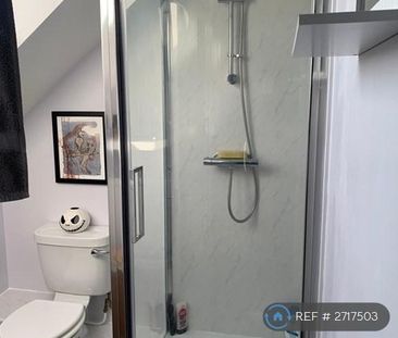 3 bedroom flat to rent - Photo 4