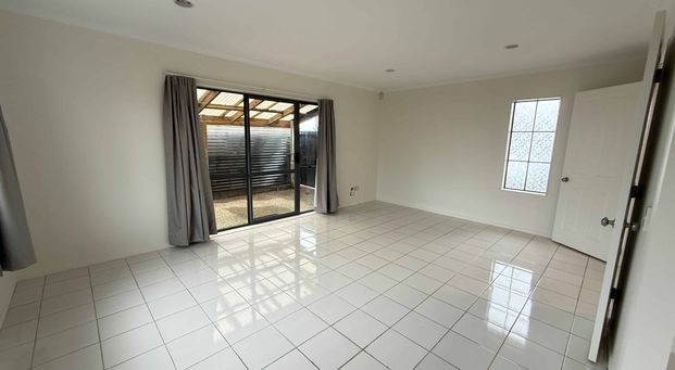 4 Bedroom Property with 2 Lounges!! - Photo 1