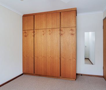 Well-appointed home in a neighbourhood filled with conveniences! - Photo 2